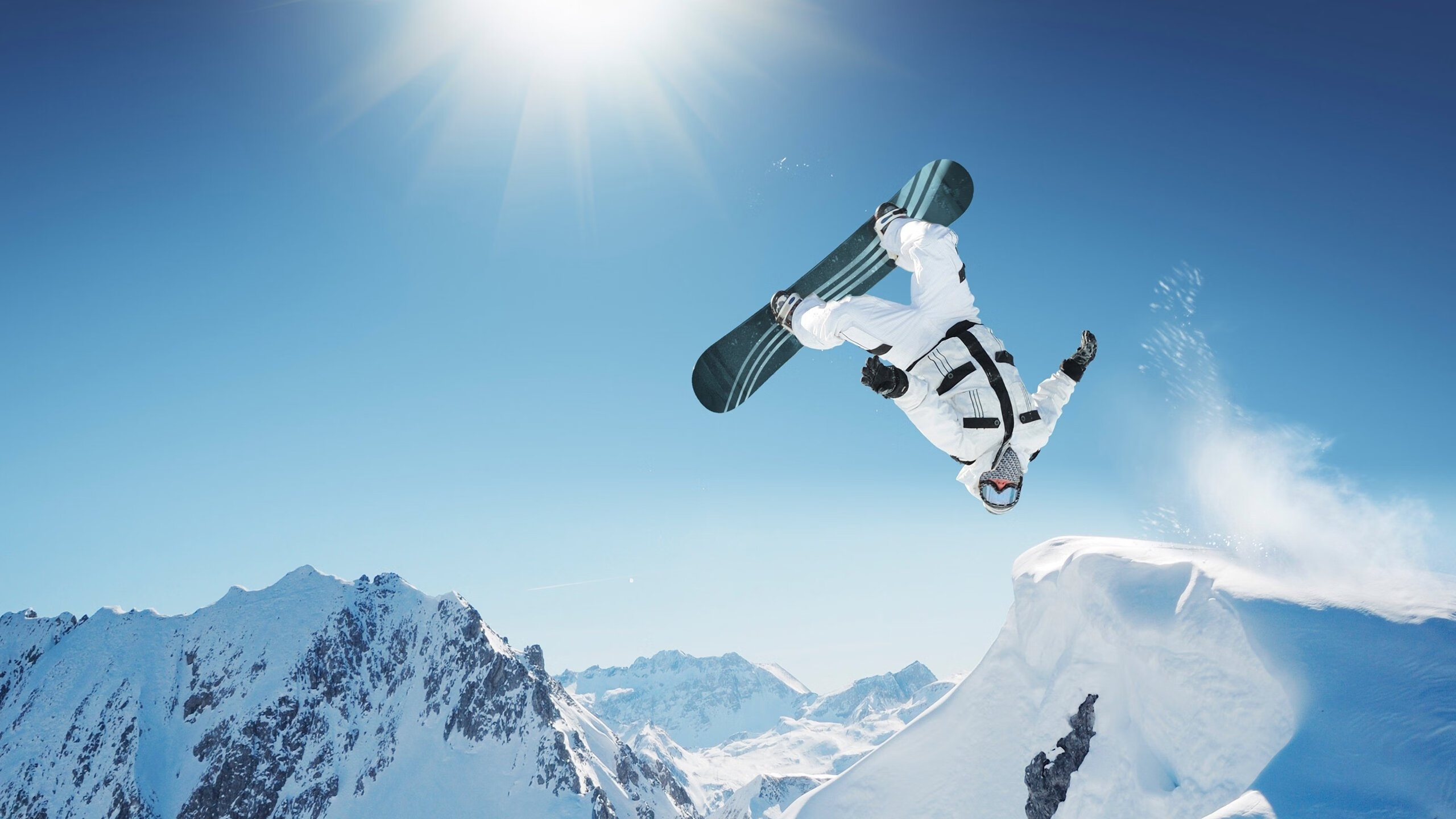 “团队坚守：幕后英雄的坚韧守护”，团队的守护者