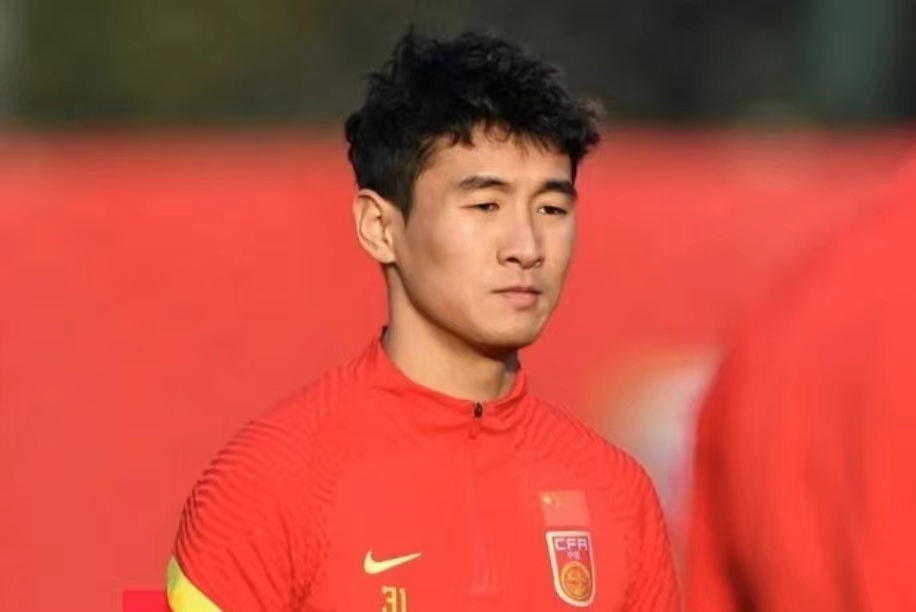 国足门将颜骏凌神扑救主，零封对手