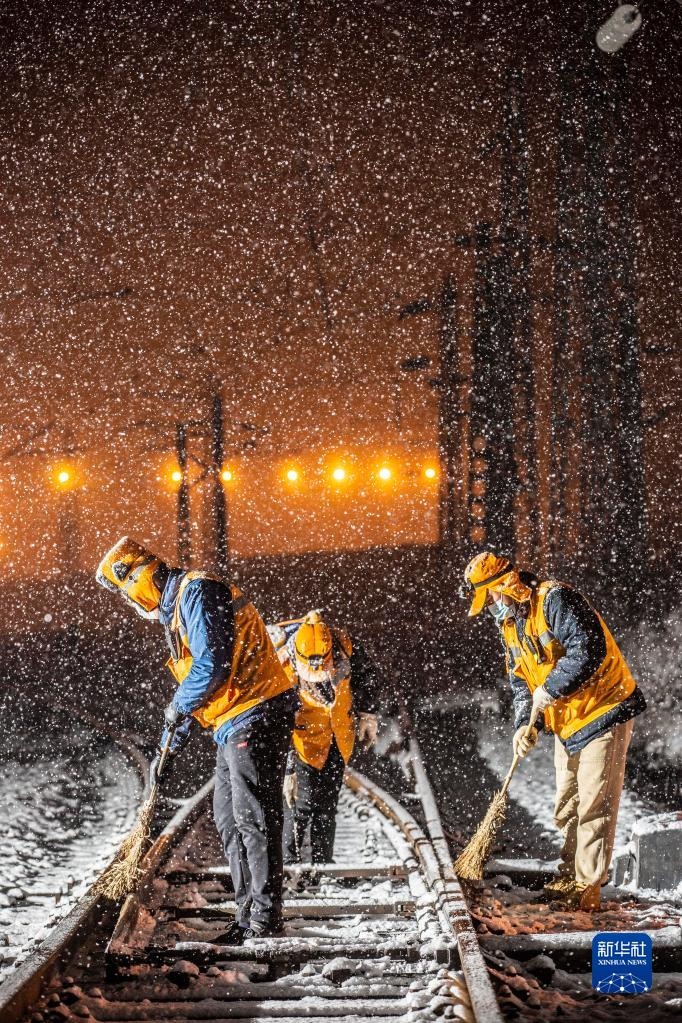九游体育app-关于足球与天气：雪战、暴雨中的经典比赛的信息