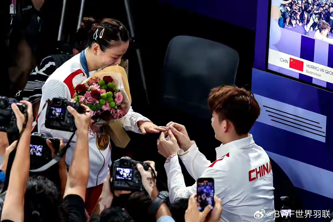 浪漫：奥运冠军赛场求婚成功