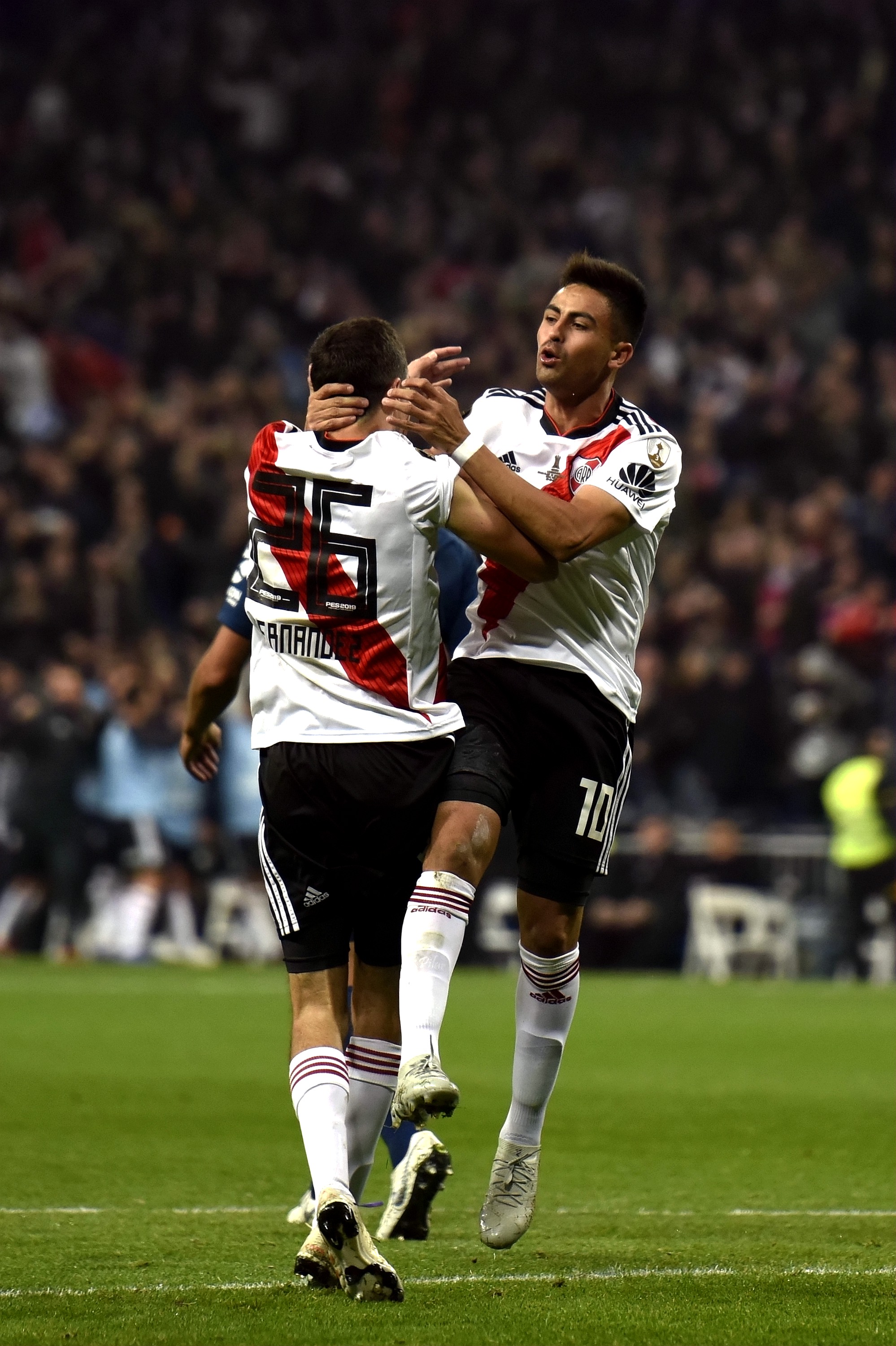 关于南美解放者杯决赛，球迷冲突致比赛中断的信息