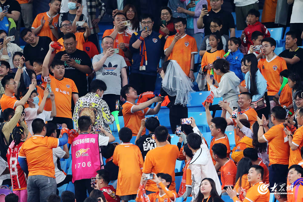 九游体育入口-关于某中超球员求婚成功，球场浪漫一幕的信息